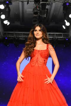 PICS: Vaani Kapoor & Tara Sutaria Sizzle In Stunning Outfits At They Walk The Ramp