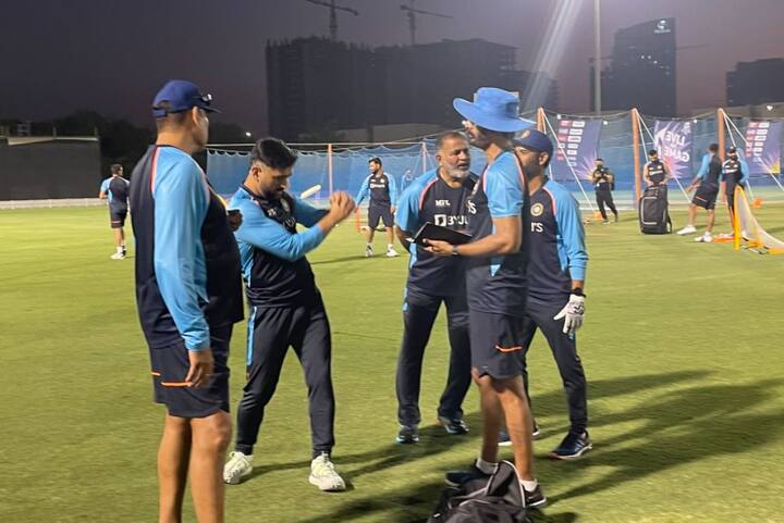 T20 World Cup Team India Camp MS Dhoni joins team warm welcome new role Bcci MSD Joins Team India: एम एस धोनी का बतौर मेंटर टीम इंडिया में हुआ जबरदस्त स्वागत, देखिए तस्वीरें