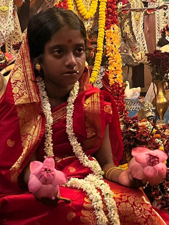 অভিষেকের হাতে সেজে উঠল ছোট্ট দেবী-কুমারী