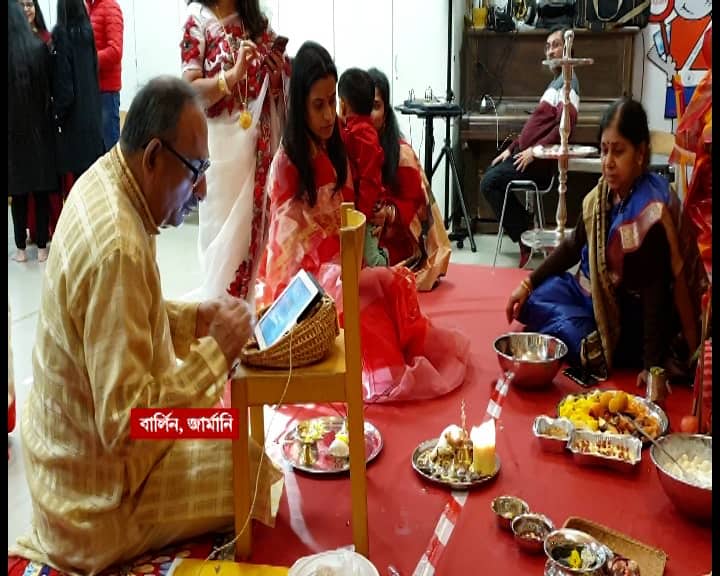 পুজোমণ্ডপগুলিতে দুইবাংলার পূজারীদের পাশাপাশি স্থানীয় জার্মানদের অংশগ্রহণ ছিল চোখে পড়ার মত।