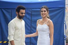 'হম দো হমারে দো' ছবির প্রোমোশনে ক্যামেরাবন্দি কৃতি শ্যানন ও রাজকুমার রাও