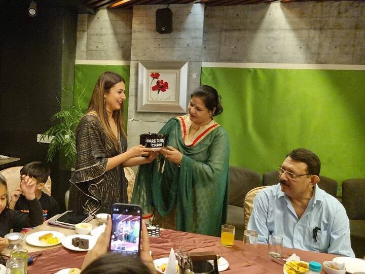 दिव्यांका शो की फर्स्ट रनरअप बनीं और शो को जीता अर्जुन बिजलानी ने. वहीं दिव्यांका की हार से फैंस भी काफी निराश हुए थे. एक फैन ने तो दिव्यांका को खतरों के खिलाड़ी 11 की ट्रॉफी बनाकर उनके घर ही भेज दी थी. (फोटो – सोशल मीडिया)