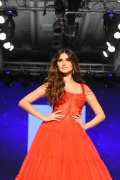 Bombay Times Fashion Week: Kareena Kapoor के भाई की गर्लफ्रेंड Tara Sutaria का रैंप पर छाया जलवा, रेड गाउन में बार्बी डॉल सी आईं नजर