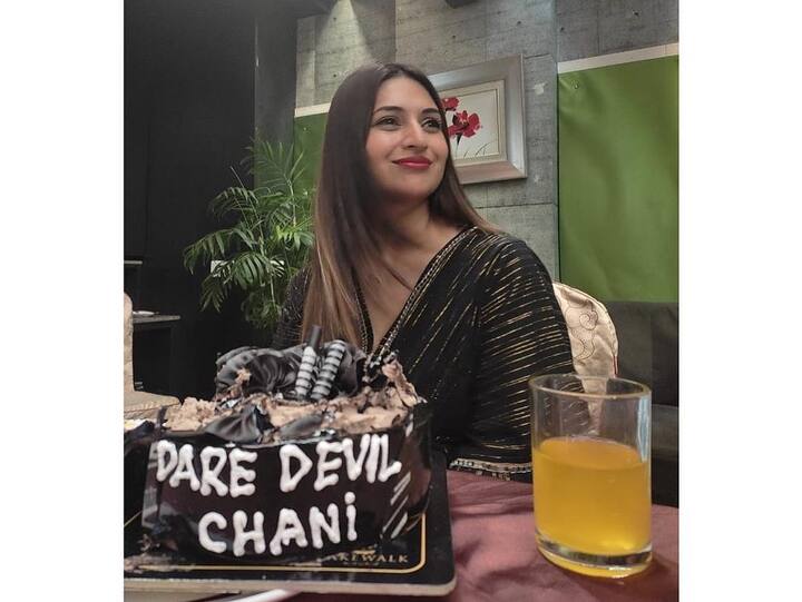 जी हां...इन तस्वीरों को शेयर करते हुए दिव्यांका ने लिखा है मैं झूठ नहीं बोल रही थी कि मेरा परिवार मेरी जीत और मेरी हार को समान रूप से सेलिब्रेट करता है. (फोटो – सोशल मीडिया)