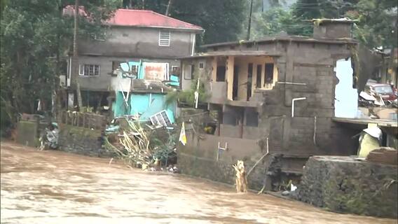 Kerala में भारी बारिश से प्रलय का मंजर, कहीं पुल, गाड़ी बहे तो कहीं Landslide हुए