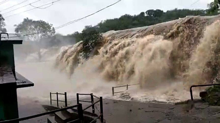 Kerala Rain Fury: 18 Killed & Several Missing, Forces Called In To Tackle Situation Kerala Rain Fury: కేరళలో మహా విలయం.. వర్షాలు, వరదల ధాటికి 21 మంది మృతి
