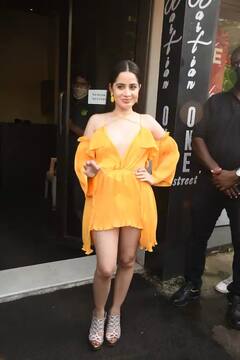 ફરી એકવાર ડીપ નેકકટ વાળો સેક્સી ડ્રેસ પહેરીને ભીડની વચ્ચે નીકળી ઉર્ફી જાવેદ, લૂક જોઇને ફેન્સ રહી ગયા દંગ, જુઓ