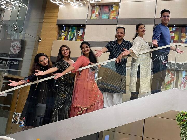 दिव्यांका त्रिपाठी ने इंस्टाग्राम पर कुछ तस्वीरें शेयर की हैं जिनमें वो अपनी फैमिली के साथ डाइनिंग टेबल पर इन्जॉय करती नजर आ रही हैं. (फोटो – सोशल मीडिया)