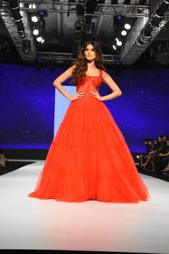 Bombay Times Fashion Week: Kareena Kapoor के भाई की गर्लफ्रेंड Tara Sutaria का रैंप पर छाया जलवा, रेड गाउन में बार्बी डॉल सी आईं नजर