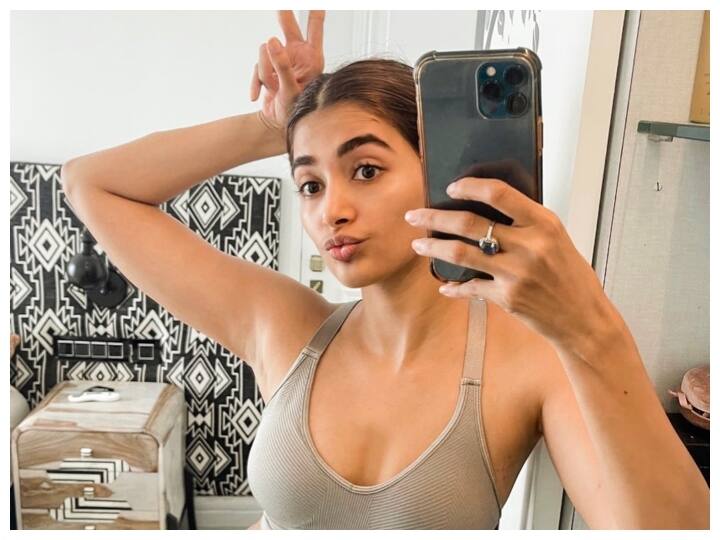 actress pooja hegde fitness mantra know her complete workout routine Pooja Hegde की फिटनेस का सीक्रेट ये 3 योगासन, पेट की चर्बी घटाने के लिए आप भी कर सकती हैं रोज़ाना