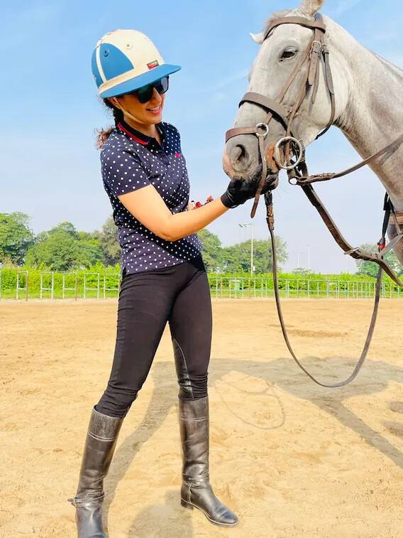 કંગના રનૌતે પોતાના દિવસની શરૂઆત Horse Ridingથી કરી અને પોતાના ઘોડાને પ્રેમ કરતી કેટલીક તસવીરો પણ ફેન્સની સાથે શેર કરી છે. (Photo Credit: Kangana Ranaut Instagram)