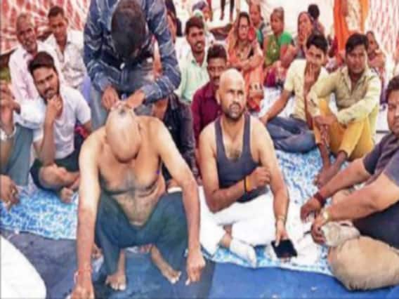 आगरा: जलभराव की समस्या से परेशान ग्रामीणों ने सामूहिक मुंडन कराकर प्रदर्शन किया आगरा: जलभराव की समस्या से परेशान ग्रामीणों ने सामूहिक मुंडन कराकर प्रदर्शन किया