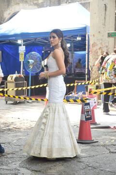 ना स्कर्ट, ना गाउन...Kriti Sanon ने पहनी बेहद अजीब ड्रेस, Hum Do Hamare Do के प्रमोशन के दौरान Rajkummar Rao संग आईं नजर