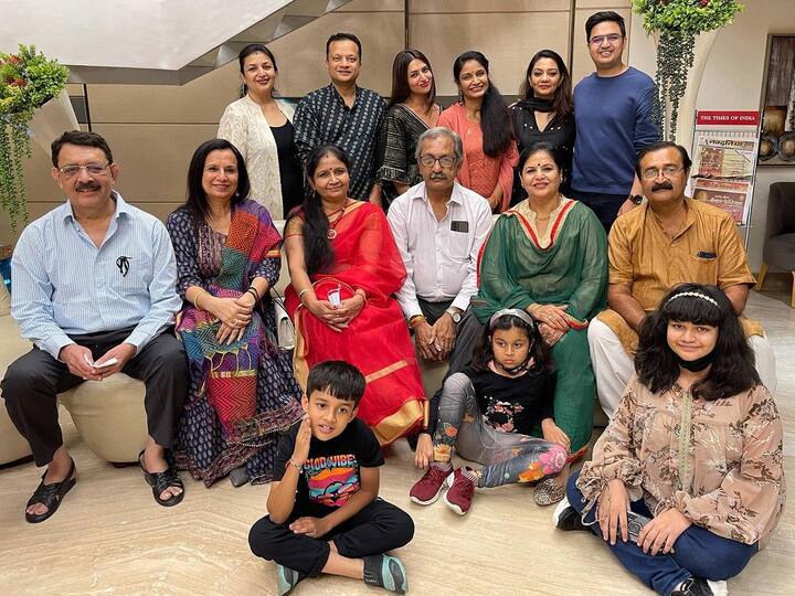 दिव्यांका त्रिपाठी इन दिनों भोपाल में हैं और परिवार के साथ समय बिता रही हैं. वहीं साथ ही मनाया जा रहा है जश्न भी जिसकी तस्वीरें सोशल मीडिया पर वायरल हो रही हैं. (फोटो – सोशल मीडिया)