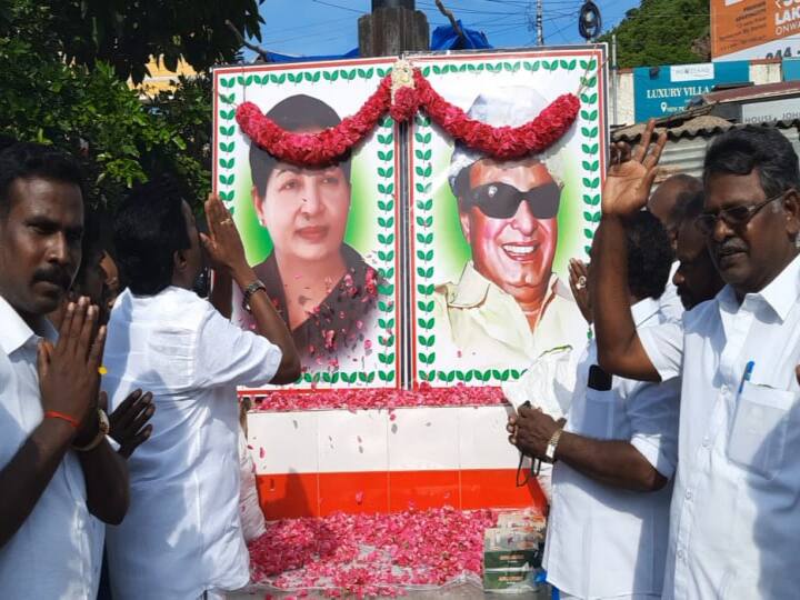 முன்னாள் முதலமைச்சர்கள் எம்ஜிஆர் மற்றும் ஜெயலலிதா புகைப்படங்களுக்கு மலர்தூவி மரியாதை செலுத்தினர்.
