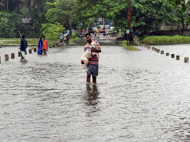 Kerala: Rivers in spate in many districts, 6 killed in Kottayam, 4 missing, 11 teams of NDRF being sent from Delhi केरल: कई जिलों में नदियां उफान पर, कोट्टायम में अब तक 9 शव मिले, चार अभी भी लापता, रेस्क्यू ऑपरेशन जारी
