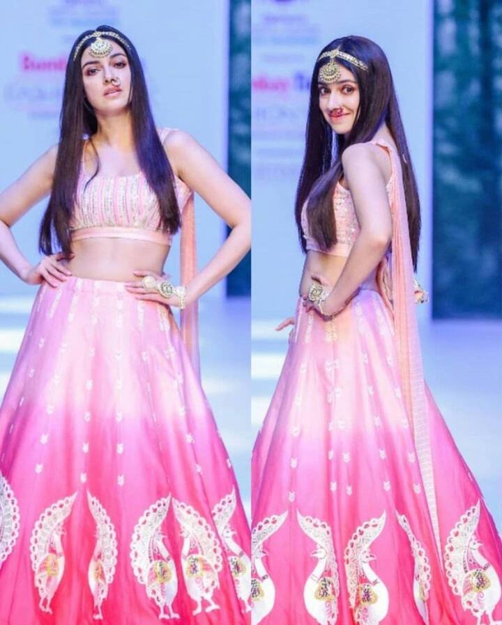 दिव्या ने इस दौरान पिंक कलर का लहंगा पहना था. उनके माथे पर गोल्डन ज्वैलरी देखते ही बन रही थी. (फोटो: सोशल मीडिया)