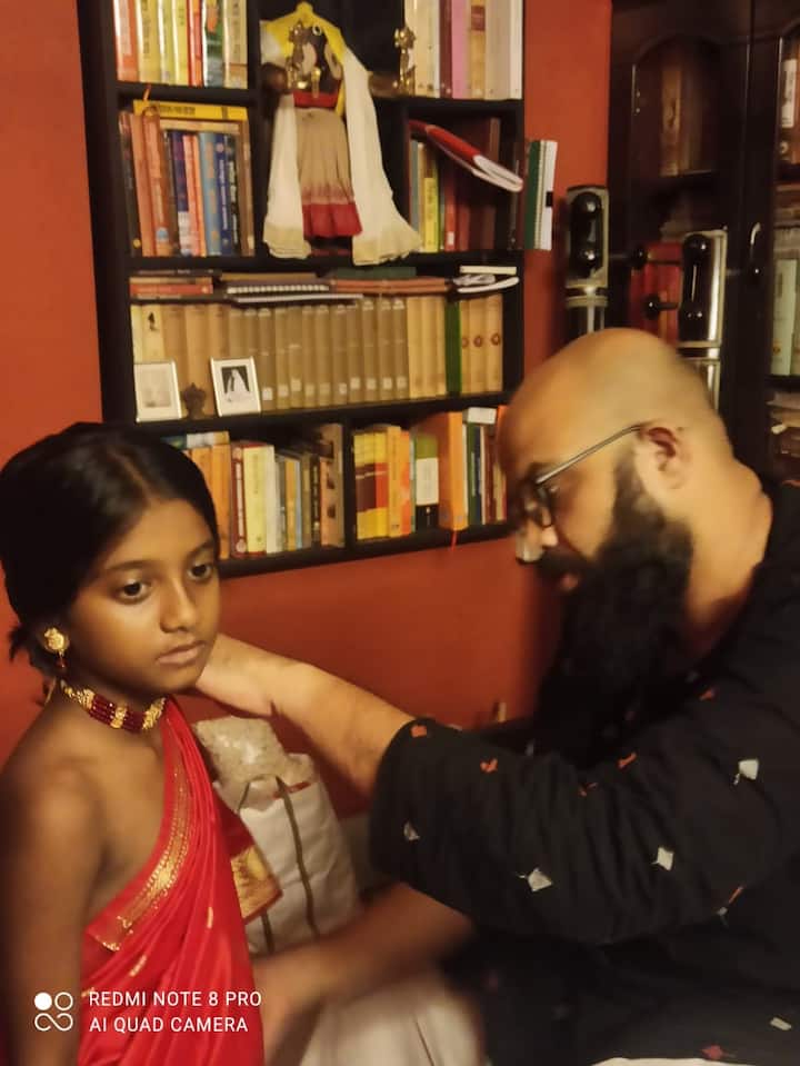 কুমারী সাজানোর কাজে ব্যস্ত অভিষেক।