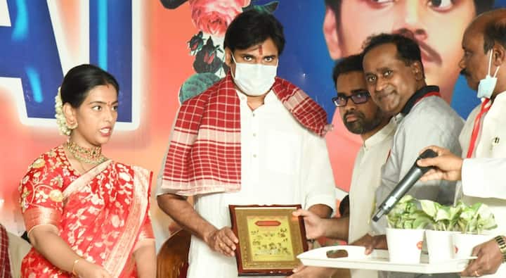 పవన్ కల్యాణ్ కు జ్ఞాపికను అందించిన నిర్వాహకులు