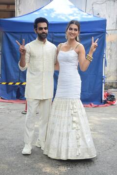 ना स्कर्ट, ना गाउन...Kriti Sanon ने पहनी बेहद अजीब ड्रेस, Hum Do Hamare Do के प्रमोशन के दौरान Rajkummar Rao संग आईं नजर