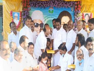 காஞ்சிபுரம் : அதிமுக பொன்விழா ஆண்டு : இனிப்பு வழங்கிக் கொண்டாடிய அதிமுகவினர்..