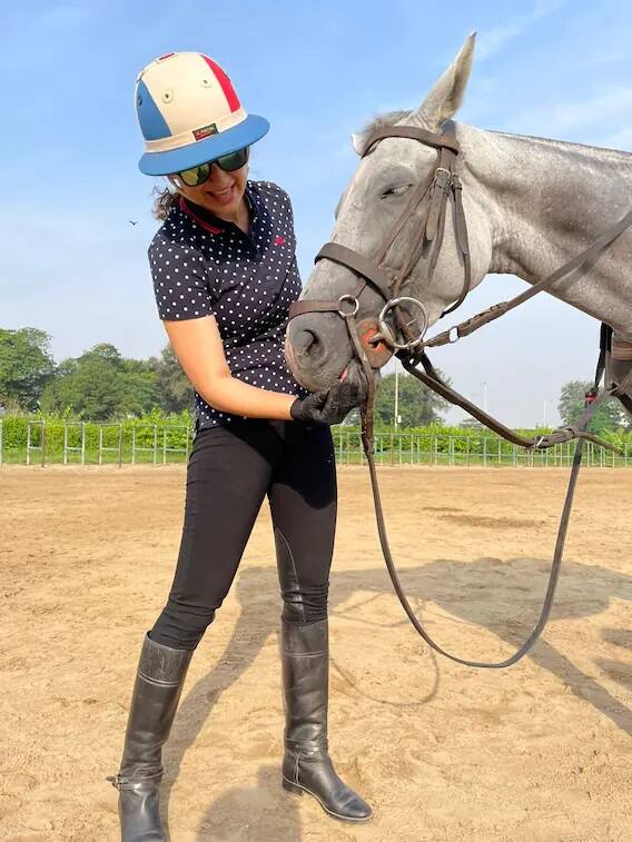 Horse Riding માટે કંગના બૂટ અને હેડ કવર પહેરેની દેખાઇ. (Photo Credit: Kangana Ranaut Instagram)