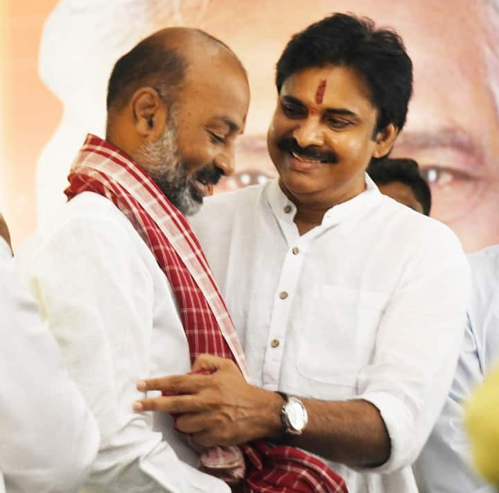తెలంగాణ భాజపా అధ్యక్షుడు బండి సంజయ్ తో పవన్ కళ్యాణ్