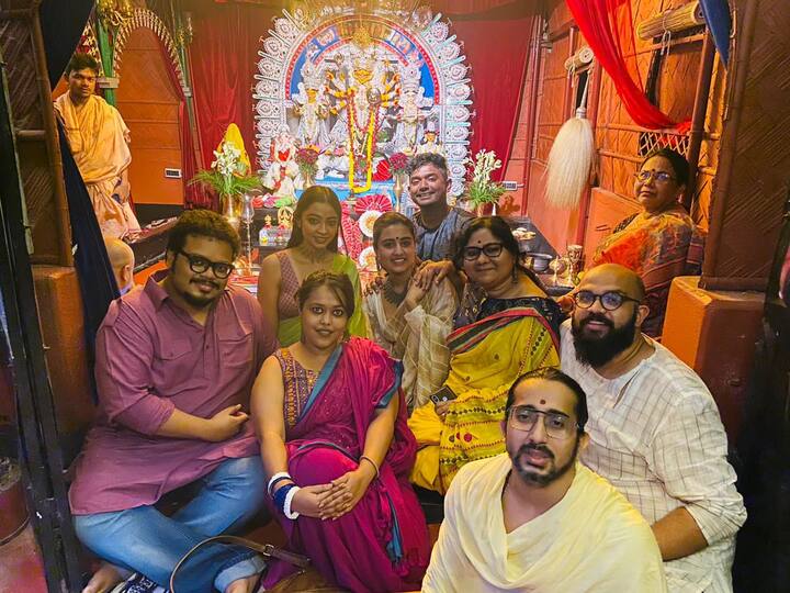 তারকা সমাগমের মাঝেই অভিষেক এতটুকু ফাঁকি দিলেন না চালচিত্র সাজানো, কুমারী সাজানো ও পুজোর উদ্যোগে।