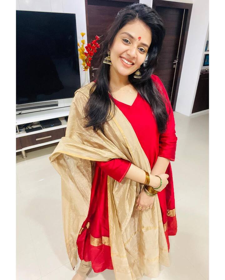 (Image credit: Instagram) తెలుగులో టాప్ యాంకర్లలో శ్రీముఖి కూడా ఒకరు. దసరా సందడి  ఫోటోలను షేర్ చేసింది శ్రీముఖి.