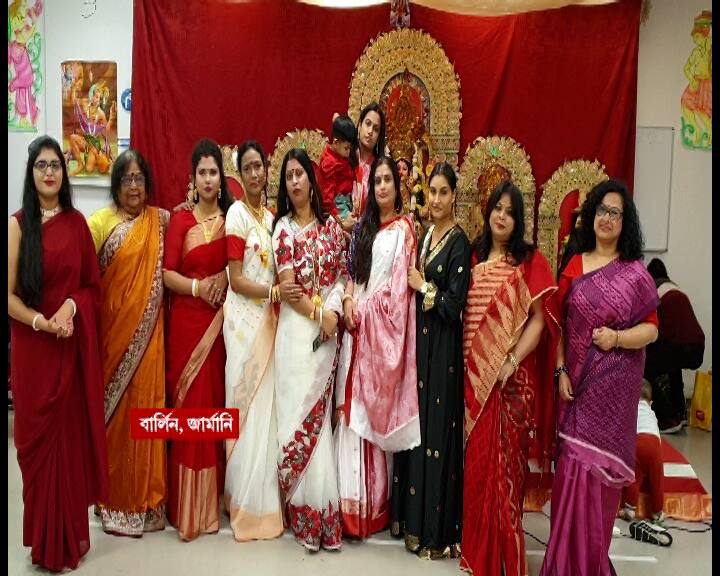 হোক না বিদেশ, তাতে কী! সেই চেনা ঢাকের বোল, কাঁসর, ঘণ্টার শব্দ।  আচার-নিষ্ঠাভরে পুজো। দুর্গার আরাধনা।