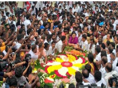 Pick pocket theft at Jayalalithaa memorial During sasikala visit கூட்ட நெரிசலைப் பயன்படுத்தி ஜெயலலிதா நினைவிடத்தில் ஜேப்படி திருடர்கள் கைவரிசை.. பறிபோன பர்ஸ்கள்