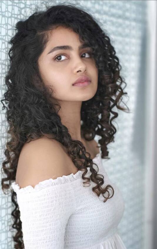 உன்னோடு நடக்கும் ஒவ்வொரு நொடிக்கும் அர்த்தங்கள் சேர்ந்திடுதே