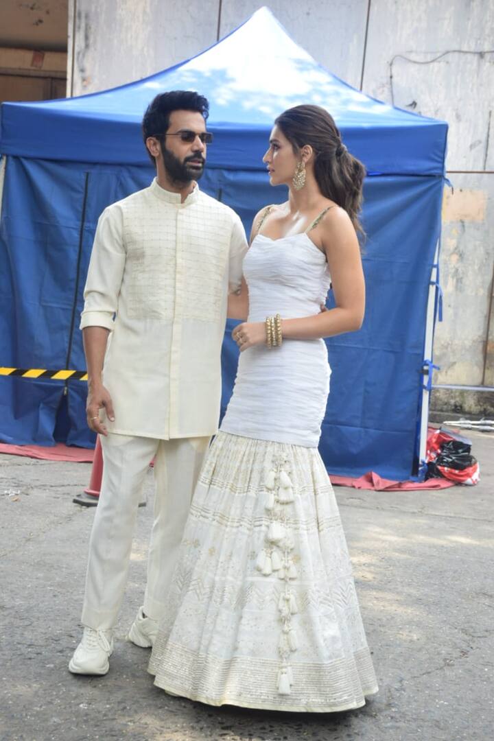 সাদা শার্ট-প্যান্ট এবং কালো সানগ্লাসে পোজ দিলেন রাজকুমার রাও।