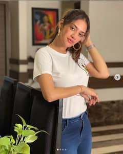 পুজো শেষ, সাদা টি শার্ট, নীল ডেনিমে রবিবার যাপন নুসরতের