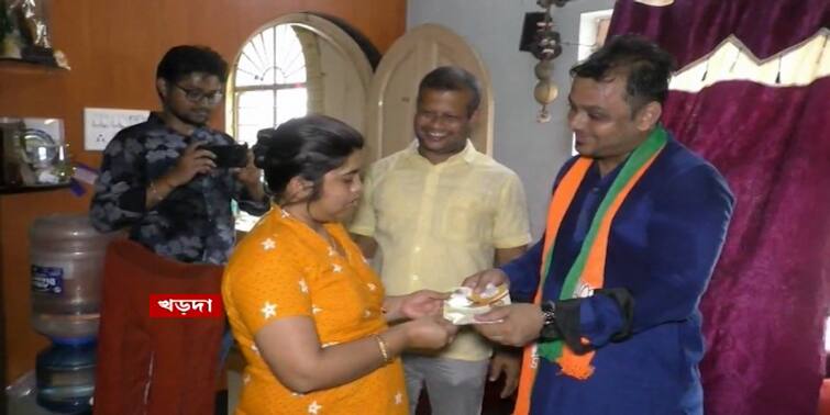 Kharda By Poll BJP Candidate Jay Saha At lt TMC Candidate Kajal Sinha's House, Got Blessings from Nandita Sinha Kharda By Poll : জয়ী তৃণমূল প্রার্থী প্রয়াত কাজল সিন্হার বাড়িতে বিজেপি প্রার্থী! পেলেন তাঁর স্ত্রীর 'আশীর্বাদ'