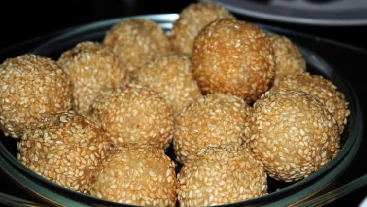 Laxmi Puja 2021: Get to know about how to make tasty nadu at home Laxmi Puja 2021: লক্ষ্মীপুজো উপলক্ষে বাড়িতে সহজেই বানিয়ে ফেলুন তিলের নাড়ু, রইল রেসিপি
