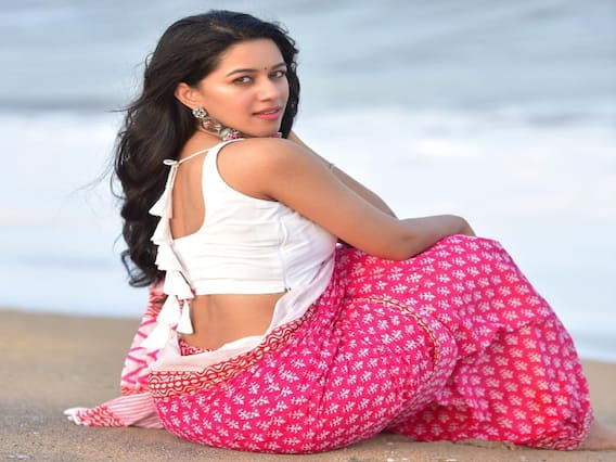 Mirnalini Ravi: கடற்கரையில் மிருணாளினி ரவி நடத்திய போட்டோஷூட்..! Mirnalini Ravi: கடற்கரையில் மிருணாளினி ரவி நடத்திய போட்டோஷூட்..!
