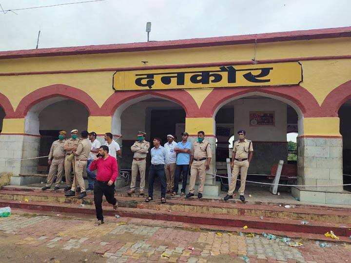 Farmers stopped Goods train at Dankaur railway station ann Rail Roko Andolan: दनकौर में ट्रेन रोककर रेलवे ट्रैक पर हुक्का लेकर बैठे किसान, सरकार को दी चेतावनी