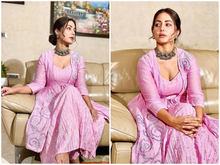 Hina Khan Killer look: टीवी के बाद बॉलीवुड में अपना सिक्का जमाने वाली बिग बॉस फेम एक्ट्रेस हिना खान (Hina Khan) एक बार फिर सोशल मीडिया पर छाई हुई नजर आ रही हैं. हिना का ट्रेडिशनल लुक इन दिनों फैंस के दिलों को बहुत लुभा रहा हैं. देश में त्योहारों का मौसम शुरू हो गया है. ऐसे में हिना भी अपने अलग-अलग अंदाज में फैंस के दिलों पर छुरियां चला रही हैं. हाल ही में उन्होंने सोशल मीडिया पर अपनी पिंक सूट में कुछ तस्वीरें शेयर की हैं, जिसमें वो बला की खूबसूरत लग रही हैं.