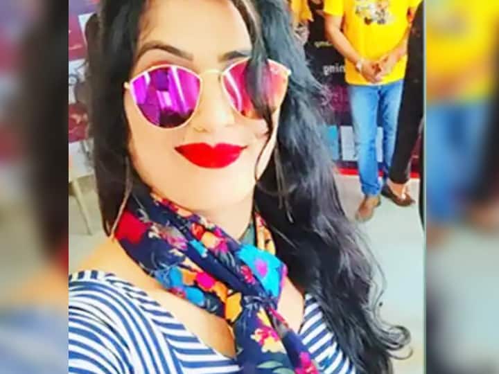 सूत्रों ने कहना है कि यह एक राजनीतिक हत्या है और मोना का बिहार के शीर्ष राजनेताओं से संबंध था. मोना ने अपने कार्यक्रम 'मिस एंड मिसेज ग्लोबल बिहार सत्र 7' में नीतीश चंद्र के साथ काम किया था.