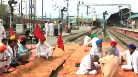 Lakhimpur Kheri violence: Train services disrupted at 130 places | Bharat Ki Baat(18.10.2021)