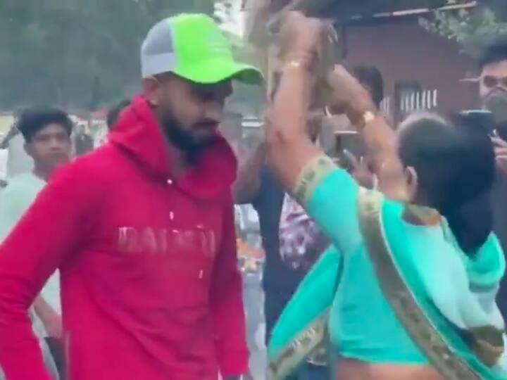 IPL 2021: CSK hero Ruturaj Gaikwad reaches home mother gives him traditional welcome watch video IPL 2021: CSK के हीरो रुतुराज गायकवाड़ पहुंचे घर, मां ने किया Traditional अंदाज में स्वागत, देखें वीडियो