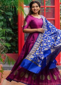 லேசா அழகுல தானா விழுகுறேன்...  புடவையில் அசத்தும் நக்‌ஷத்ரா