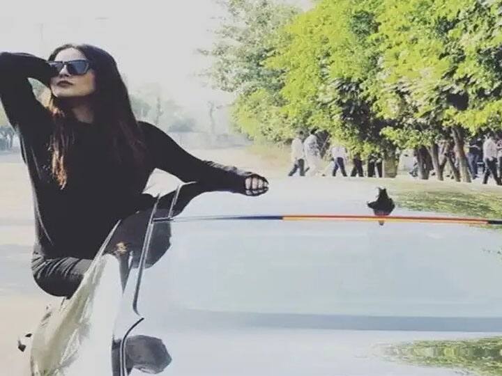 एक काले रंग की जगुआर XJ की कीमत मीडिया रिपोर्ट की माने तो करीब 1.2 करोड़ रुपये बताई जाती है. ये 3.0 लीटर V6 इंजन के साथ आती है जो 9-10 kmpl का माइलेज देती है. अभी लिस्ट खत्म नहीं हुई है. शहनाज़ के पास रेंज रोवर इवोक भी है, जिसकी कीमत मीडिया रिपोर्ट की मानें तो लगभग 65 लाख रुपये है. ये 2.0 cc टर्बो पेट्रोल इंजन के साथ आती है जो 237 bhp की मैक्सिमम पावर और 430Nm का टार्क जेनरेट करती है.