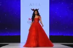 নজরকাড়া আউটফিটে র‍্যাম্প মাতালেন বাণী কপূর ও তারা সুতারিয়া