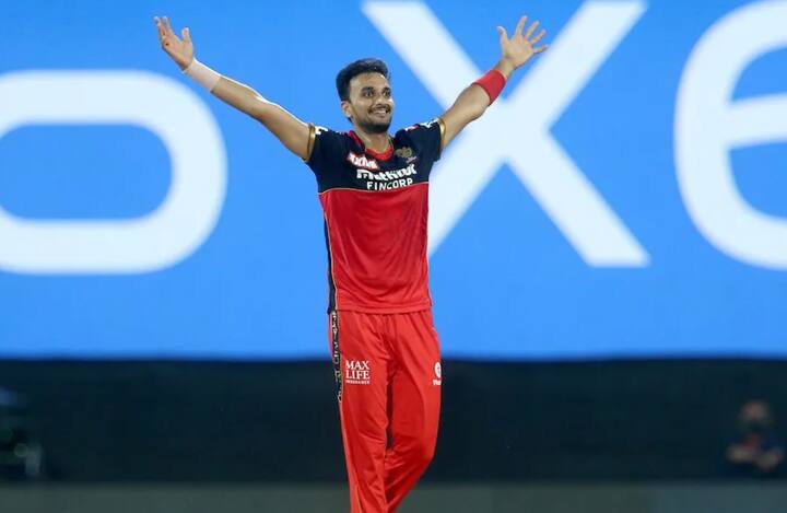 2021 ஐபிஎல் சீசனின் ஸ்டார் வீரர் என அனைவரது கவனத்தையும் ஈர்த்தவர் ஹர்ஷல் பட்டேல். பெங்களூரு ராயல் சாலஞ்சர்ஸ் அணிக்காக விளையாடும் அவர், ஹாட்-ட்ரிக், பர்பிள் கேப் என இந்த சீசனில் அசத்திவிட்டார். ஐபிஎல் தொடரில் சிறப்பான ரெக்கார்டுகள் இருந்தாலும், சர்வதேச கிரிக்கெட்டில் இந்திய அணிக்காக அவர் விளையாடிய அனுபவம் இல்லாததால் டி-20 உலகக்கோப்பைக்கான அணியில் தேர்வு செய்வதை தேர்வு குழு தவிர்த்திருக்கலாம்.