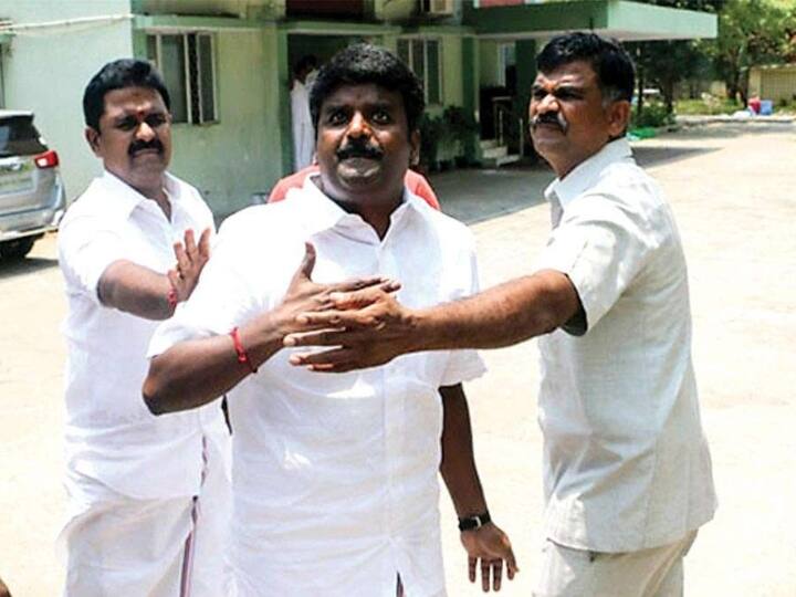 AIADMK former minister C. Vijayabaskar's house Anti-corruption raid அதிமுக முன்னாள் அமைச்சர் சி.விஜயபாஸ்கர் மீது லஞ்ச ஒழிப்புத் துறை ‛ரெய்டு’ -43 இடங்களில் ‛ரவுண்ட் அப்’ !