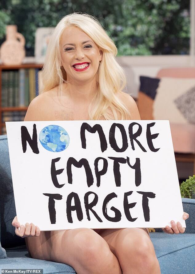 Woman protester laura Amherst says she will become first topless prime minister of united  kingdom ક્લાઈમેટ ચેન્જ અંગે જાગૃતિ લાવવા ટોપલેસ ફરતી આ યુવતીએ UKની PM બને તો શું કરવાની કરી જાહેરાત ?