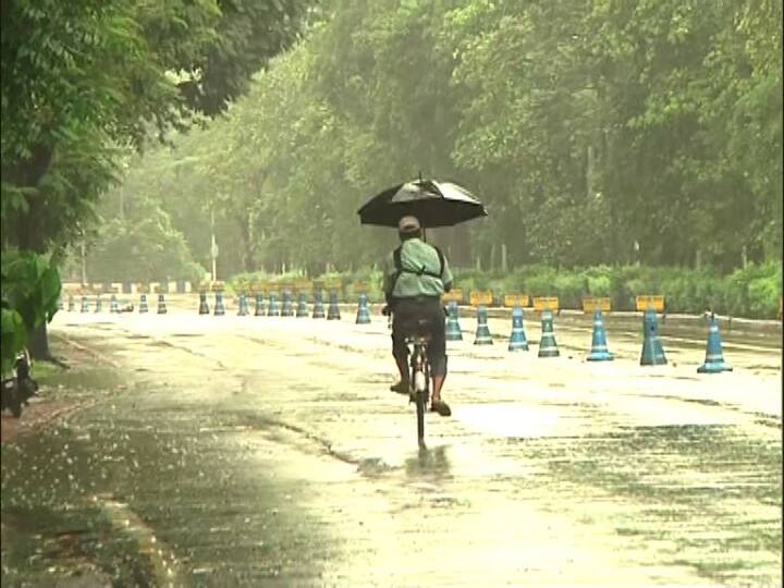 আবহাওয়া দফতর জানিয়েছে, কলকাতা, দুই ২৪ পরগনা, পূর্ব মেদিনীপুর, হাওড়া ও হুগলিতে ২০০ মিলিমিটার পর্যন্ত ভারী থেকে অতি ভারী বৃষ্টি হতে পারে।