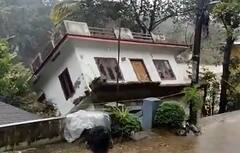 Kerala Floods Viral Video: కేరళ వర్ష బీభత్సం.. వరదలో 'ఇల్లు' పోయింది..